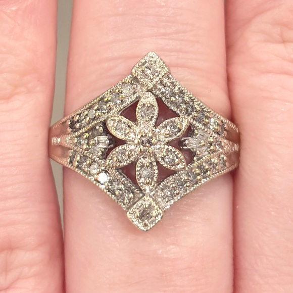 Jewelry - 10K Diamond Snowflake Ring, Flower Filigree, Size 7.25, SUN Luxury